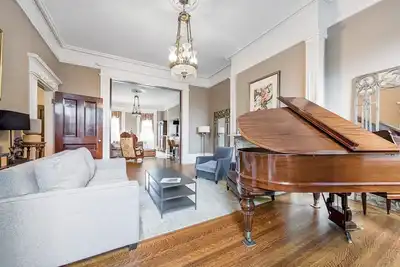 Image de Historic Beacon Hill Townhouse.