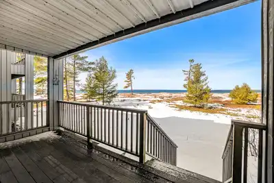 Image de Lakefront condo with deck, gorgeous view, fireplace, & W/D