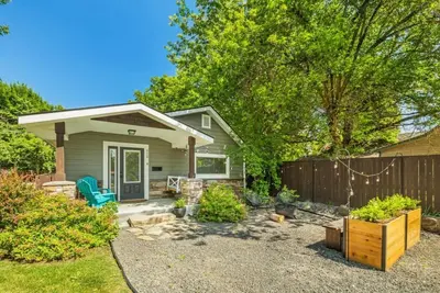 Image de Midtown Bungalow, 3 blocks to shops & dining!
