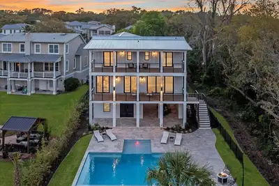 Image de Newly Constructed, Large Executive Luxury Home W/ Heated Pool