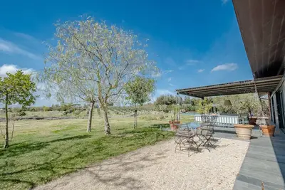 Villa surrounded by greenery with swimming pool and tennis - 10 minutes from the beach