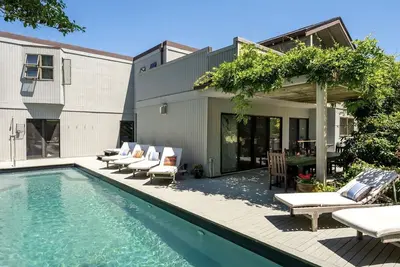 Image de Rare 5 Br house in the heart of the Pines, w/hot tub, mere steps from the beach!