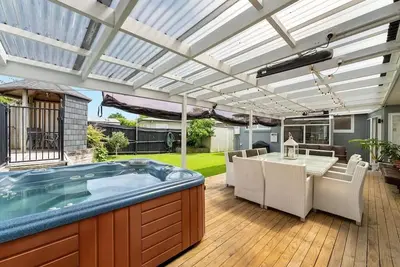 Image de Central home with pool and spa!