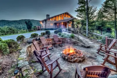 Image de Falling Waters Lodge - Magnificent Views | Large Wraparound Decks | Hot Tub & Game Room