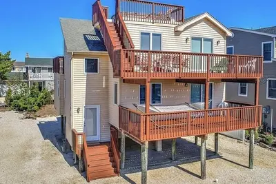 Image de Reversed Living With Water Views!
