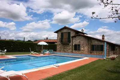 Image de Villa de 8 personnes avec piscine privée et jardin, située près de Castiglione del Lago. Une des cha