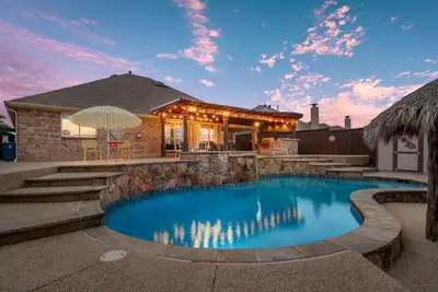 Image de Unique heated pool & spa outdoor kitchen, game room near Dfw sleeps 10-12