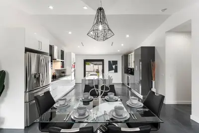 Image de Bold Contemporary-Pool & Hot Tub mins to Old Town