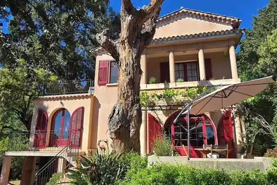Image de Charmante maison familiale, presque pieds dans l'eau Ă 75 m de la plage du Rayol