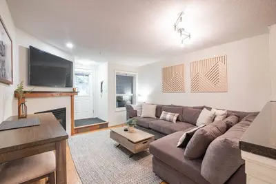 Image de Beautiful 2bdr townhouse | Private hot tub | Pets