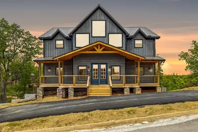 Image de Brand New 5 Br w/ Hot Tub, Theater, Pool Table, Arcade, WiFi and AWEsome Views!