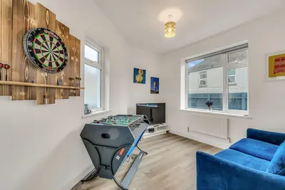 Image de Abbotts Road · Central spacious Edwardian Townhouse.