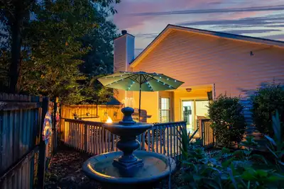 Image de Family & Pet Friendly Home in Quiet Neighborhood - Close to Beaches & Downtown!
