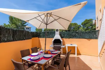 Image de Maison de vacances 'Eulalia Beach' avec terrasse privée, Wi-Fi et climatisation
