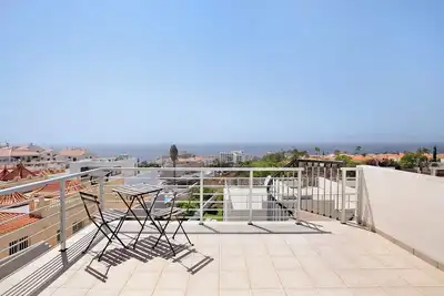 Image de Appartement de vacances 'Tenerife Dúplex Callao' avec vue sur la mer, piscine partagée et Wi-Fi
