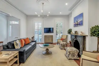 Image de Elegant Manor w/ Parking and Large Courtyard by Lucky Savannah