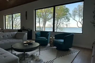 Image de Newly Renovated 4b, 2. 5 bath Lakefront home with South Grand Lake Views and dock