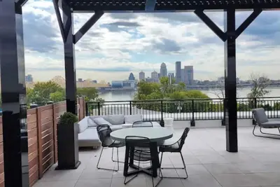 Image de Gorgeous High-Rise On The River