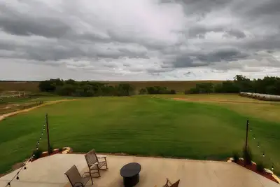 Image de Lots of Blue Sky W\/ Cozy Turn-of-the-Century Barn on Working Farm & Cattle Ranch