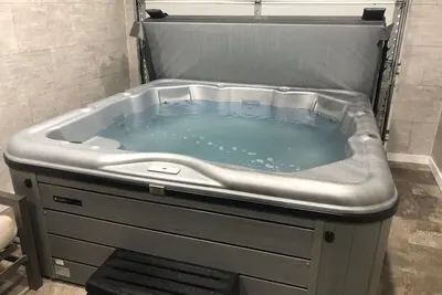 Image de Spacious 4 Bedroom Home with a Hot Tub!