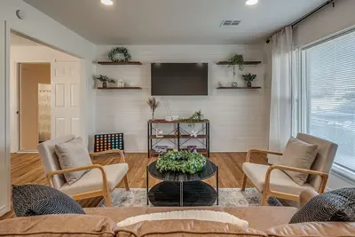 Image de Luxe 3br Farmhouse-style Home Near Lake Hefner