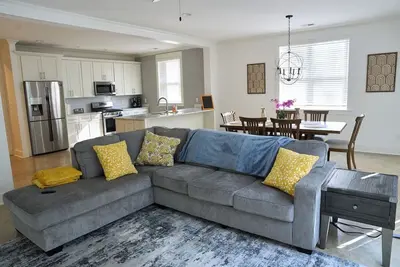 Image de Modern Midtown home with 3 king beds