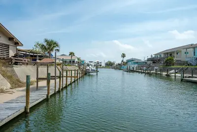 Image de Pelican Cove | Pet Friendly, Canal Front + Dock!