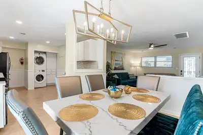 Image de Walk to Beach! Fully Updated with a Hot tub!