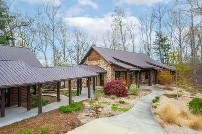 Image de Borders DuPont- hot tub, game room, 27 acres, mountain views and more