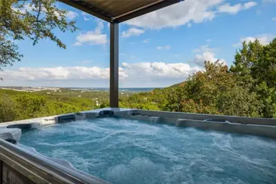 Image de Huge Covered Patio | Spa | 4 mins to Lake | Views!