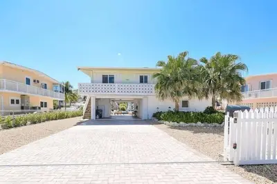 Amazing 4 Bedroom Canal Home with Pool and Dockage-Holly's Hideout by Fklr