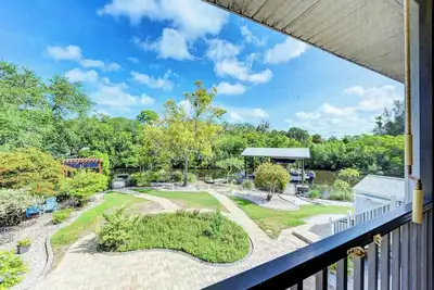 Image de Serene modern luxury waterfront property, 8 min from the beach!