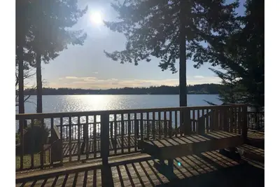 Image de Stunning Views - New Listing, Waterfront Cottage