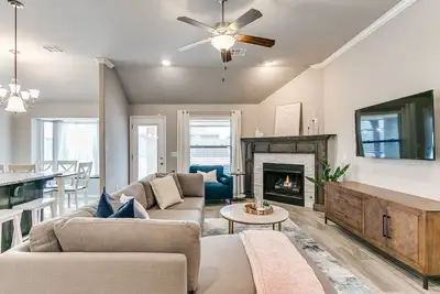 Image de Gorgeous Edmond Home- Large Covered Patio!