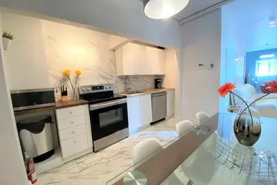 Image de A2~SunnyTerrace~Free parking~3 Full baths~5 Queen beds+3 Sofabeds~98% Walk Score