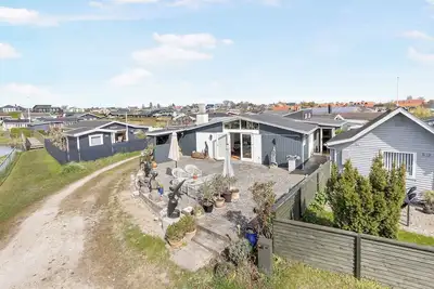 Image de Inviting cottage by the beach with a.