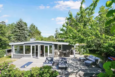 Spacious cottage with a view of wild nature