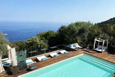 Image de Charming bedroom in luxurious villa with seaview