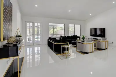 Image de 2900sf/4br/2. 5 sleeps 10 Heated Pool 4mi to Beach