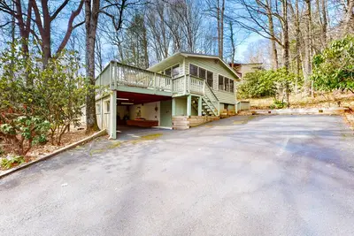 Image de Welcoming cottage with fireplace, tennis court, pool, deck, W\/D, & kitchenette