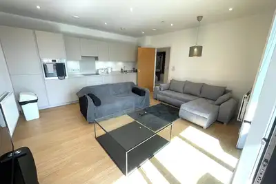 Image de London luxury apartment w\/ balcony & views ~steps to train station