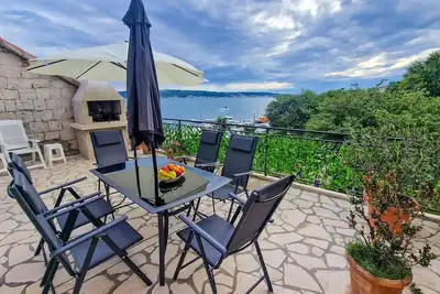 Image de Appartement de deux chambres avec la terrasse et la vue sur le mer Kastel Novi, Kastela (A-20607-a)