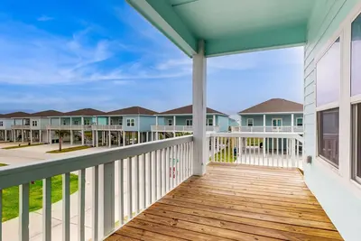 Image de Breezy dog-friendly home with on-site pool, washer/dryer & inviting deck/patio