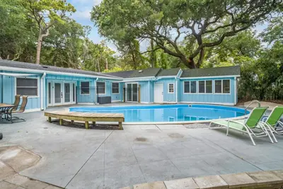 Image de Renovated home with pool & easy beach access - dog-friendly