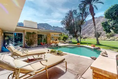 Image de Exquisite retreat with pool, pool spa, fireplace, mountain view, & dog-friendly