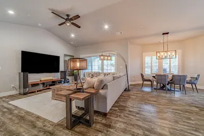 Image de Newly built home with hot tub, fire table, game room & gym with Peloton bike