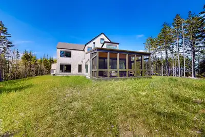Image de Quiet, modern, dog-friendly home with ocean views, private trails & firepit