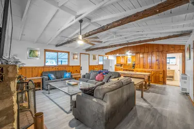 Image de Cozy cabin with historic charm and large fireplace