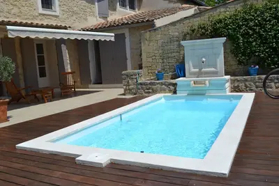 Image de Maison de village avec piscine et jardin