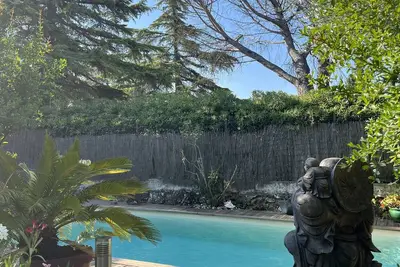 Image de Maison dans un jardin luxuriant